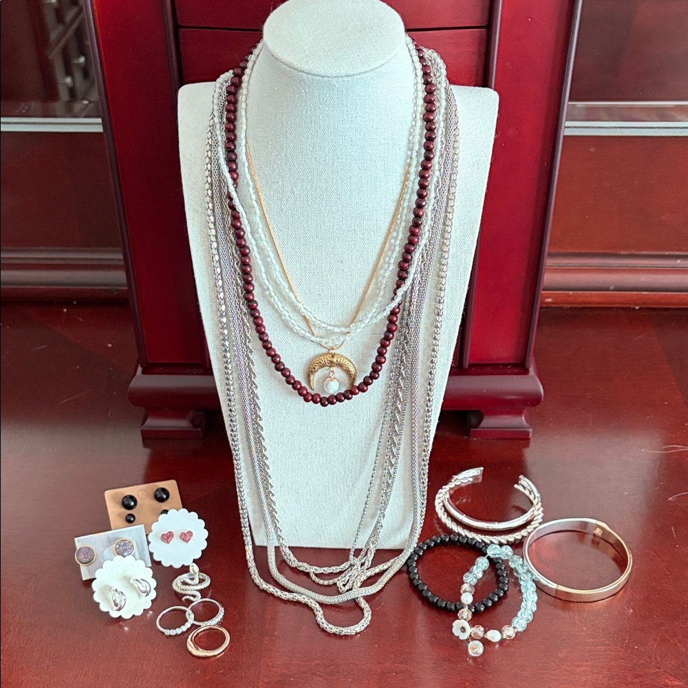 Wearable Jewelry Lot - 18 Pieces #102